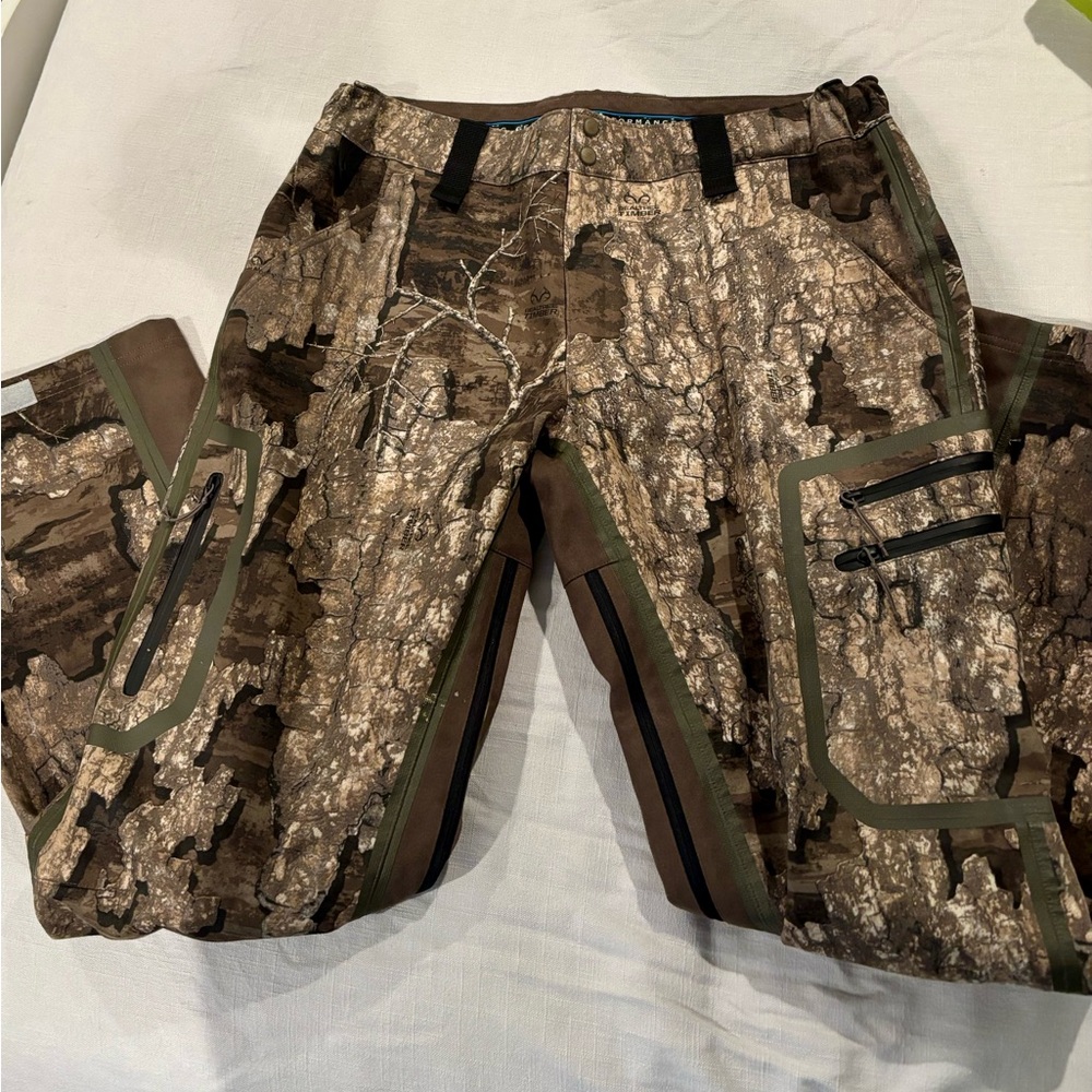 Columbia Men's Camouflage Cargo Pants in Realtree Timber